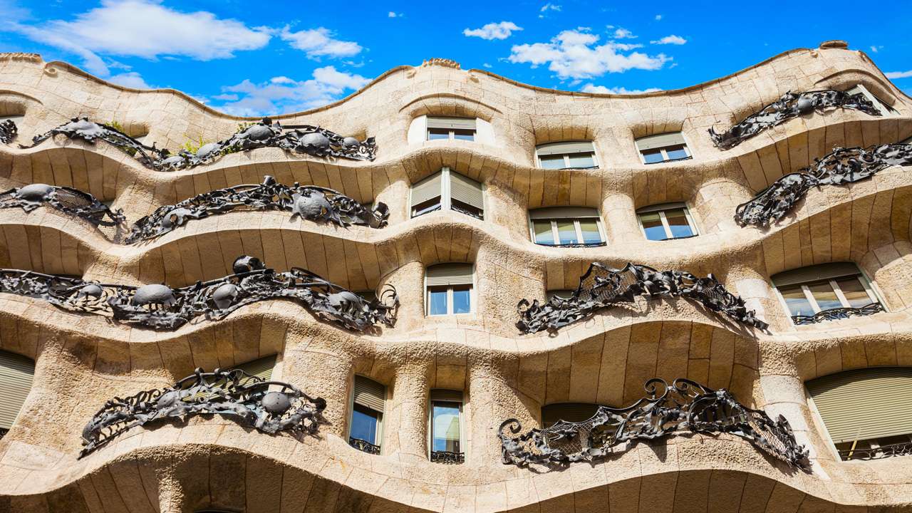 Casa Mila, Dreta da l’Eixample